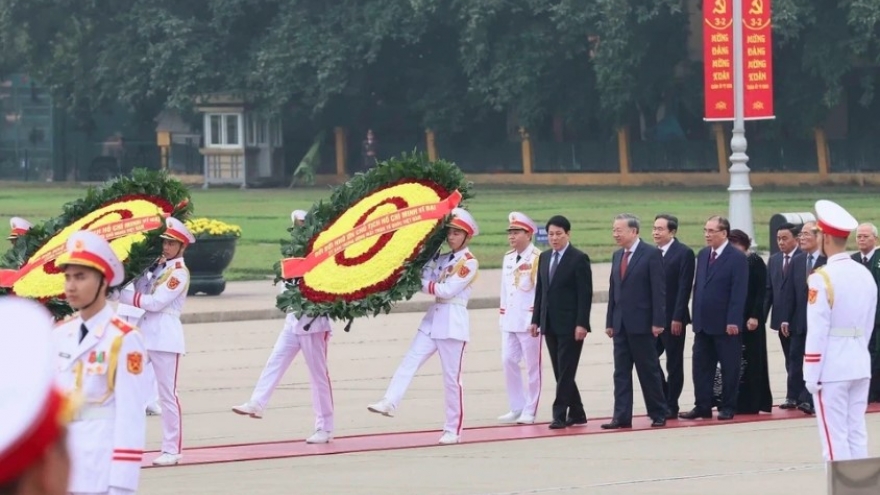 Leaders pay tribute to President Ho Chi Minh on Lunar New Year